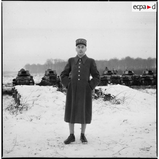 Le général Prioux est photographié en pied.