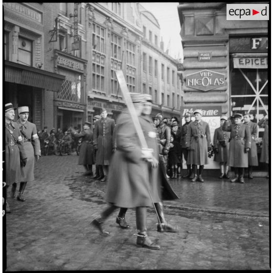 Lors d'une cérémonie militaire deux généraux sont photographiés en train de se déplacer de profil.