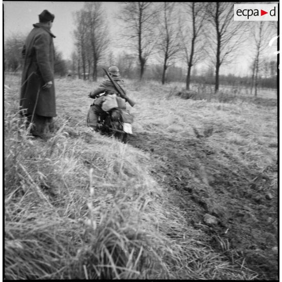 Plan général d'une estafette à moto qui se déplace dans un découvert.