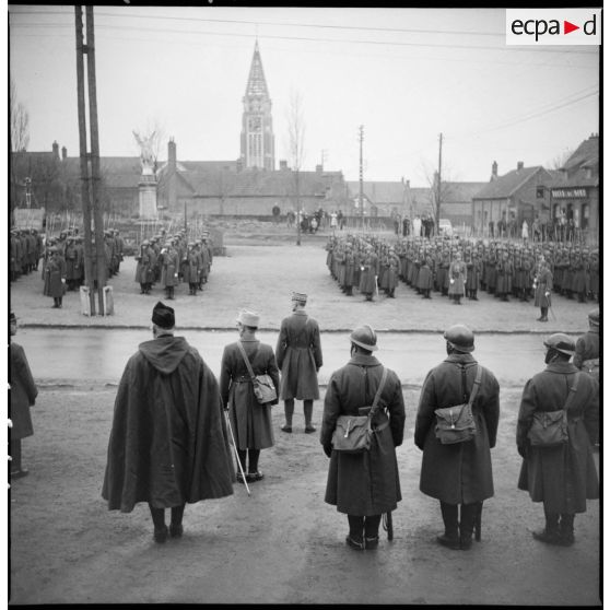 Plan général de la cérémonie militaire sur la place du village.
