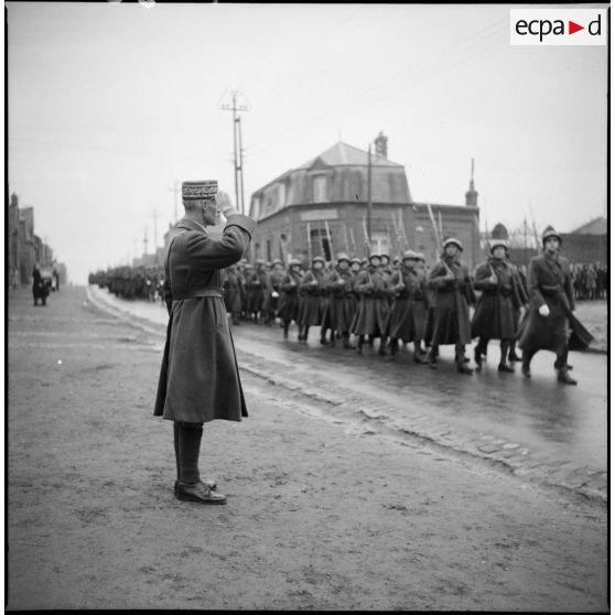Le général de division Lucas salue les troupes qui défilent dans le village.