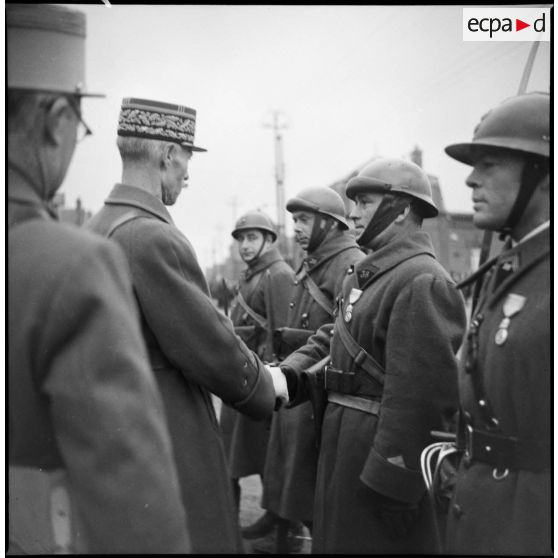 Le général de division Lucas décore des soldats d'un GRDI, peut-être le 38e GRDI.