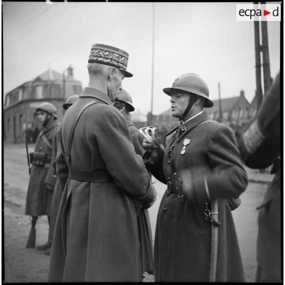 Le général de division Lucas décore des soldats d'un GRDI, peut-être le 38e GRDI.