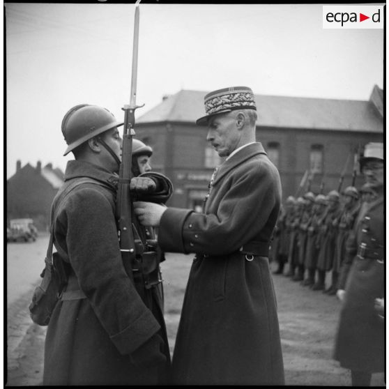 Le général de division Lucas décore des soldats d'un GRDI, peut-être le 38e GRDI.