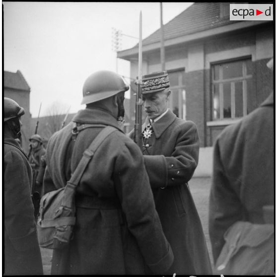 Le général de division Lucas décore des soldats d'un GRDI, peut-être le 38e GRDI.