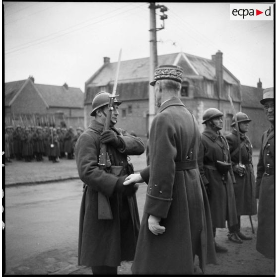 Le général de division Lucas décore des soldats d'un GRDI, peut-être le 38e GRDI.