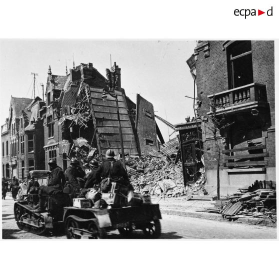 Une chenillette Renault 31R appartenant à une unité de la 1re DIM (division d'infanterie motorisée) du 3e CA (Corps d'armée) progresse dans les ruines de Valenciennes (Nord).
