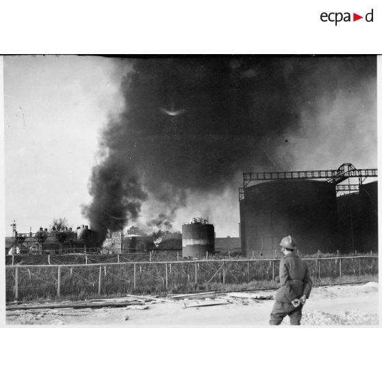 Plan général de réservoirs de carburant en feu aux alentours de la ville de Valenciennes.