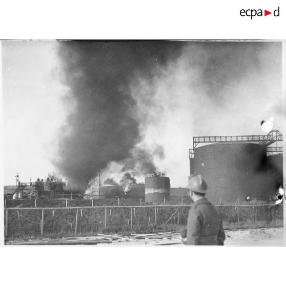 Plan général de réservoirs de carburant en feu aux alentours de la ville de Valenciennes.