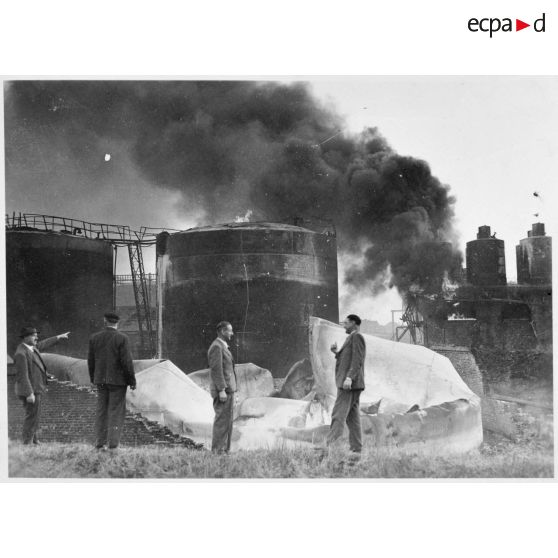 Plan général de réservoirs de carburant en feu aux alentours de la ville de Valenciennes.