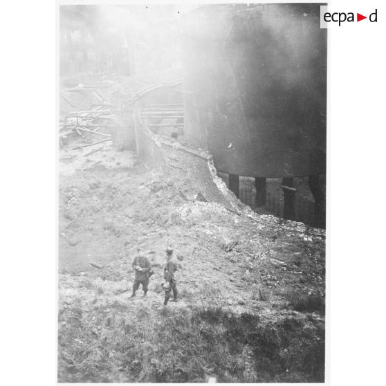 Plan général de réservoirs de carburant en feu aux alentours de la ville de Valenciennes.