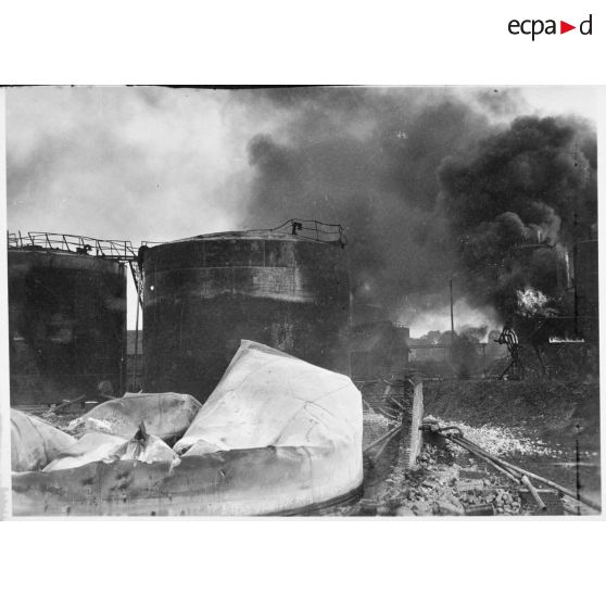 Plan général de réservoirs de carburant en feu aux alentours de la ville de Valenciennes.