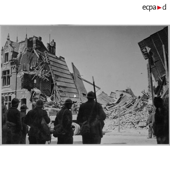 Plan général de réservoirs de carburant en feu aux alentours de la ville de Valenciennes.