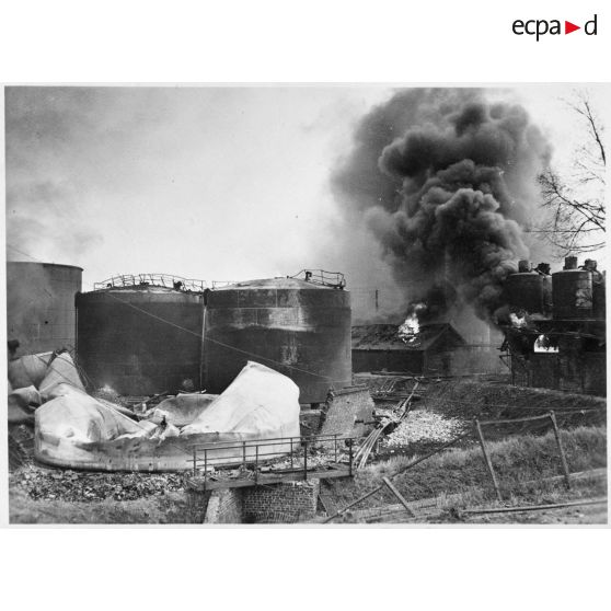 Plan général de réservoirs de carburant en feu aux alentours de la ville de Valenciennes.