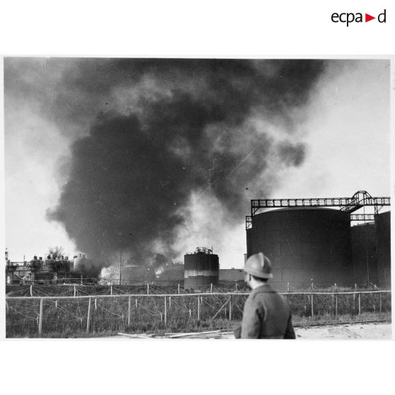 Des soldats de la 1re DIM sont photographiés de dos devant les ruines d'un immeuble de la ville de Valenciennes.