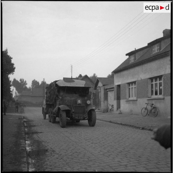 Plan général d'un camion britannique de la British expeditionary force qui traverse un village du nord de la France.
