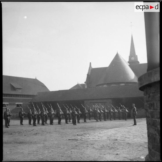 Plan général d'un rassemblement de soldats de la BEF (British expeditionary force) dans une cour de ferme.