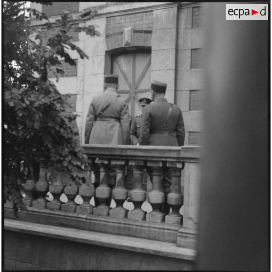 Plan général d'officiers français et d'un officier britannique sur le porche d'une maison.