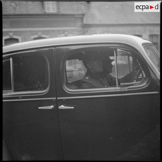 Plan rapproché d'un conducteur au volant d'une voiture officielle britannique.