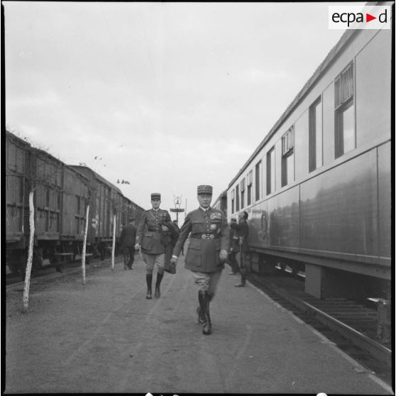 Le général d'armée Gamelin débarque d'un train, accompagné de son officier d'ordonnance.