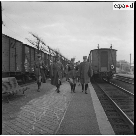 Le général d'armée Gamelin débarque d'un train, le général d'armée Blanchard l'accueille.