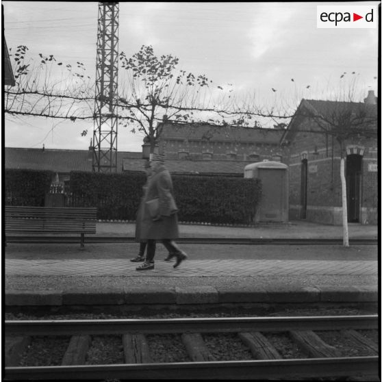 Sur le quai d'une gare le général d'armée Gamelin et le général d'armée Blanchard marchent de concert.