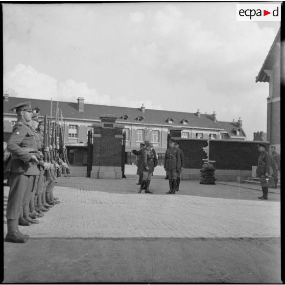 Le général Gort accueille le général d'armée Gamelin.