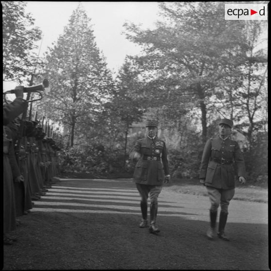 Le général d'armée Gamelin passe en revue un piquet d'honneur, il est photographié de face en plan général.