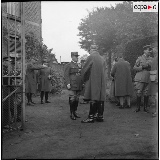 Le général d'armée Gamelin discute dehors avec un général d'armée, peut-être le général Blanchard.