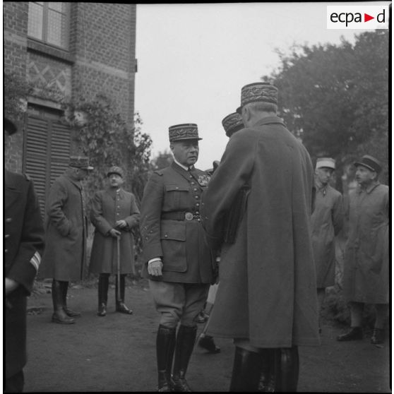 Le général d'armée Gamelin discute dehors avec un général d'armée, peut-être le général Blanchard.