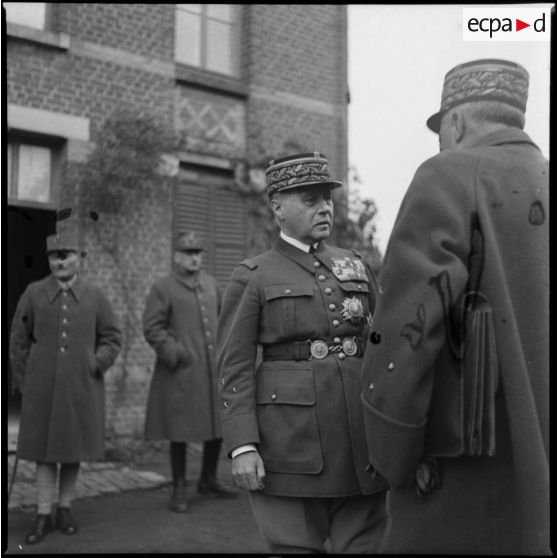 Le général d'armée Gamelin discute dehors avec un général d'armée, peut-être le général Blanchard.