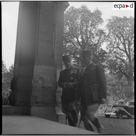 Le général d'armée Gamelin et un général de brigade montent les marches d'un perron de maison.