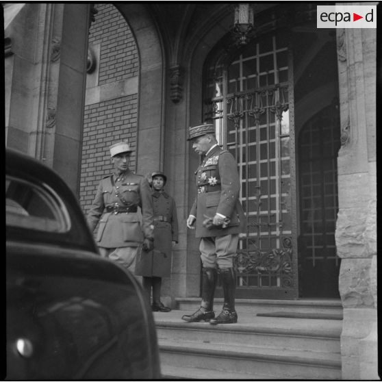 Le général d'armée Gamelin est photographié en pied sur le perron d'une maison.