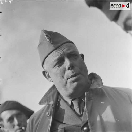 [Portrait en contre-plongée du lieutenant de réserve Jean Renoir. Probablement à Solgne (Moselle). Octobre 1939.]