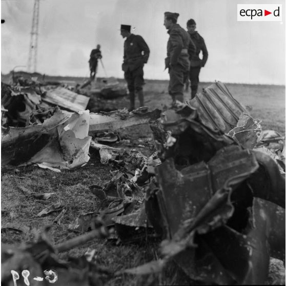 Avion détruit près [du] lieu dit les 3 maisons près [de] St Avold. [légende d'origine]