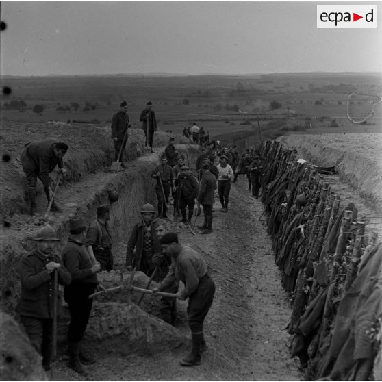 Tranchée anti-chars près de Rahling. [légende d'origine]