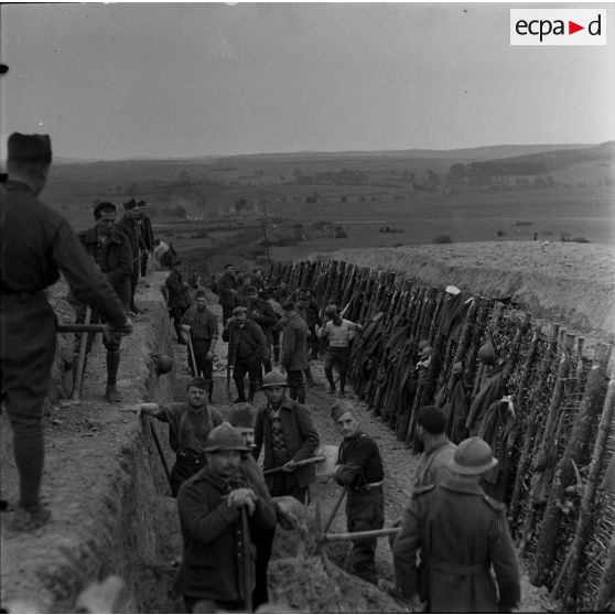 Tranchée anti-chars près de Rahling. [légende d'origine]