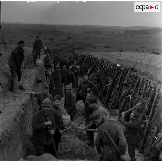 Tranchée anti-chars près de Rahling. [légende d'origine]