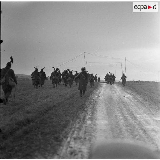 Pionniers revenant du travail. [légende d'origine]