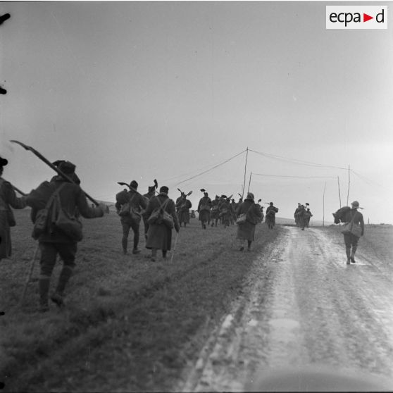 Pionniers revenant du travail. [légende d'origine]