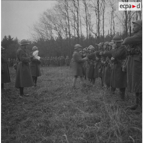 Remise de décorations aux groupes francs par le [général] Loizeau, près de Carling à 800 m des lignes. [légende d'origine]