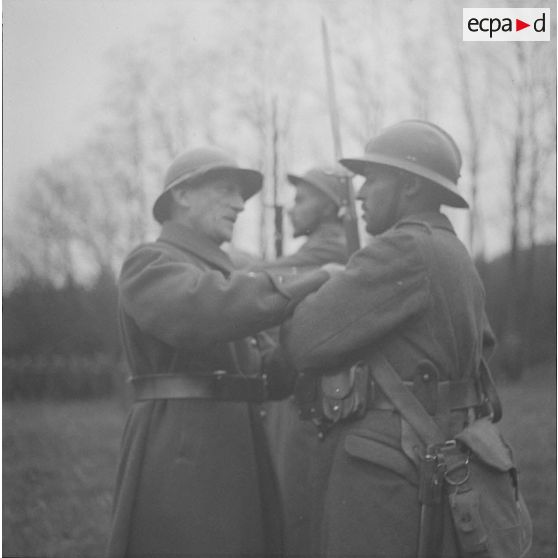 Remise de décorations aux groupes francs par le [général] Loizeau, près de Carling à 800 m des lignes. [légende d'origine]