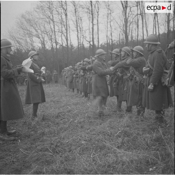 Remise de décorations aux groupes francs par le [général] Loizeau, près de Carling à 800 m des lignes. [légende d'origine]