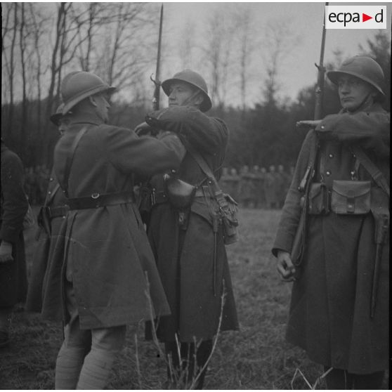 Remise de décorations aux groupes francs par le [général] Loizeau, près de Carling à 800 m des lignes. [légende d'origine]