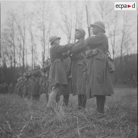 Remise de décorations aux groupes francs par le [général] Loizeau, près de Carling à 800 m des lignes. [légende d'origine]