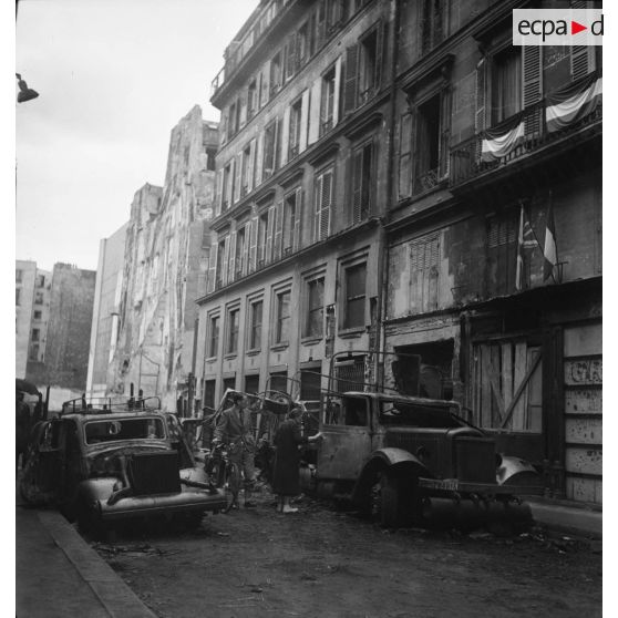 [Carcasses de véhicules rue d'Alger à Paris pendant la Libération, s.d.]
