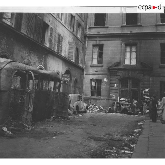 [Carcasses de véhicules rue du Mont Thabor à Paris pendant la Libération, s.d.]