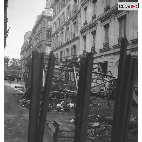 [Rue du quartier des Tuileries à Paris pendant la Libération, s.d.]