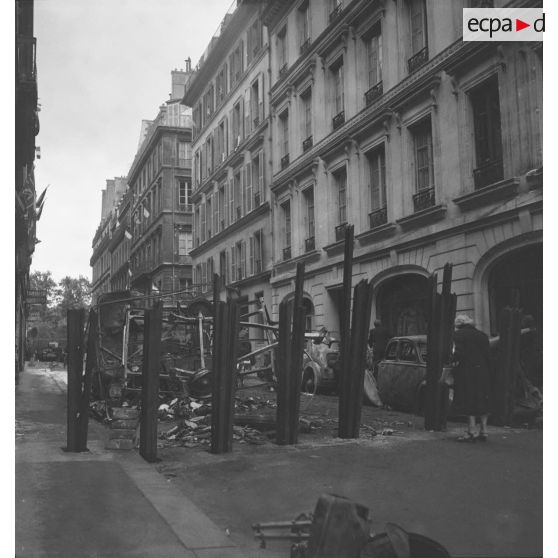 [Rue du quartier des Tuileries à Paris pendant la Libération, s.d.]