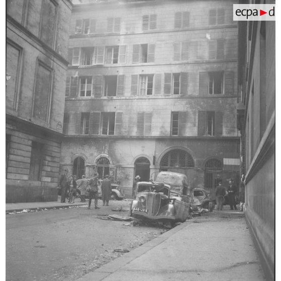 [Rue du Mont Thabor à Paris pendant la Libération, s.d.]
